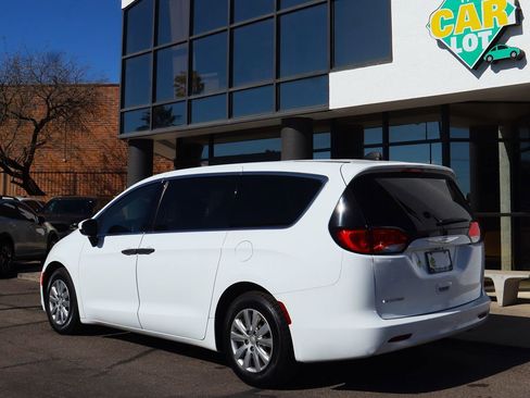 Used 2020 Chrysler Voyager L image 9