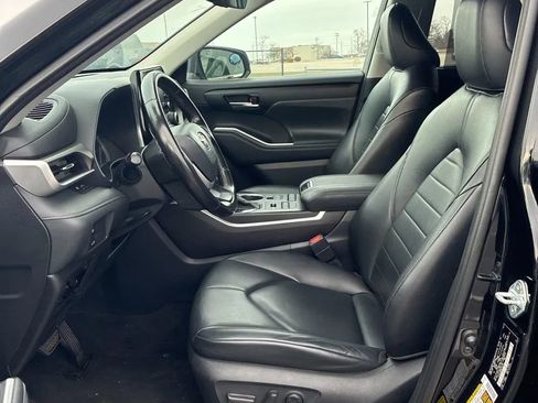 Used 2022 Toyota Highlander XLE AWD/4WD image 5