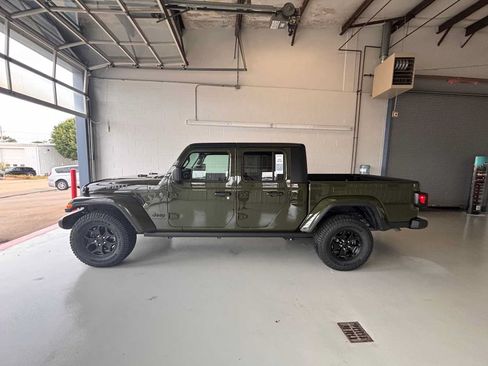 Used 2022 Jeep Gladiator Sport AWD/4WD image 8