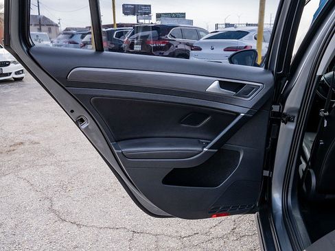 Used 2018 Volkswagen Golf SE image 11