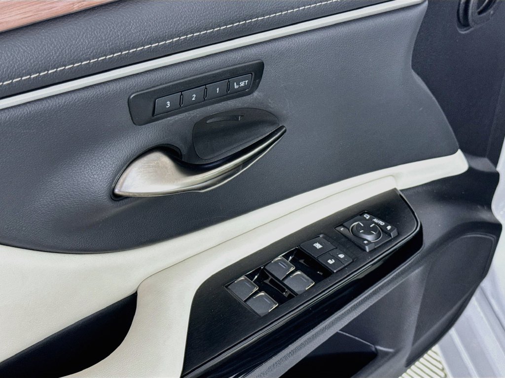 Certified 2025 Lexus ES 300h w/ Premium Package FWD image 18