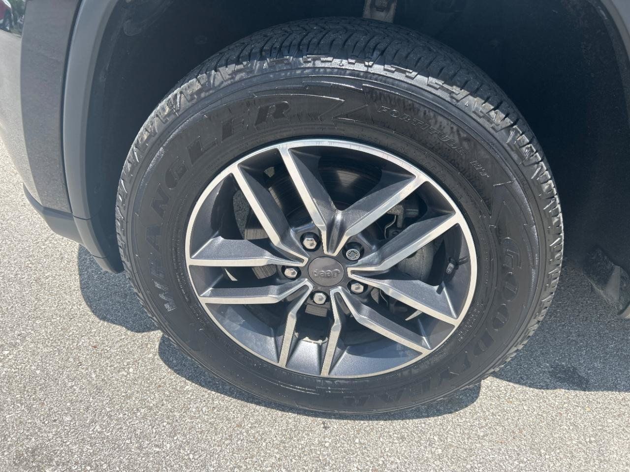 Used 2019 Jeep Grand Cherokee Limited AWD/4WD image 11