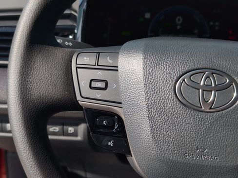 Used 2025 Toyota Camry LE w/ Convenience Package image 18