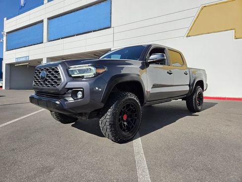 Used 2020 Toyota Tacoma TRD Off-Road w/ TRD Premium Off Road Package AWD/4WD image 3