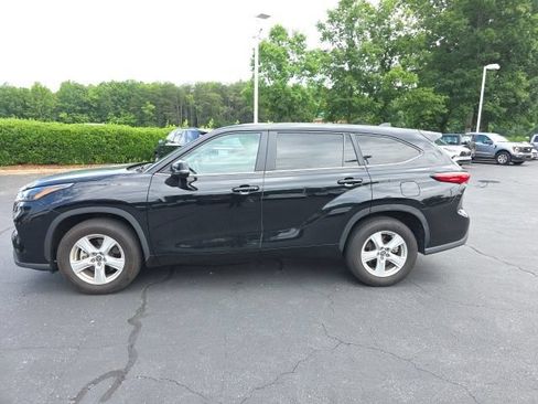 Used 2023 Toyota Highlander L FWD image 2