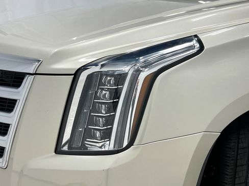 Used 2017 Cadillac Escalade Luxury AWD/4WD image 42