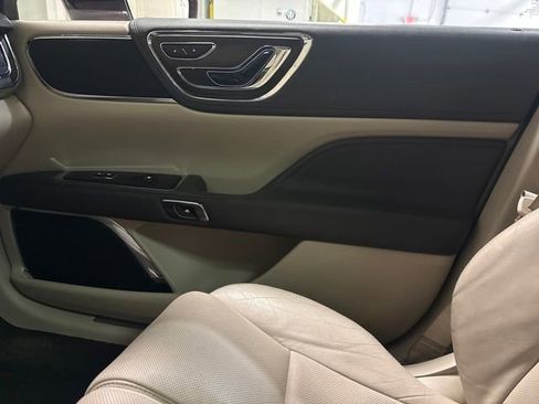 Used 2017 Lincoln Continental Select w/ Climate Package image 25