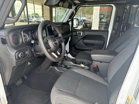 Used 2026 Jeep Wrangler Unlimited Rubicon AWD/4WD image 8