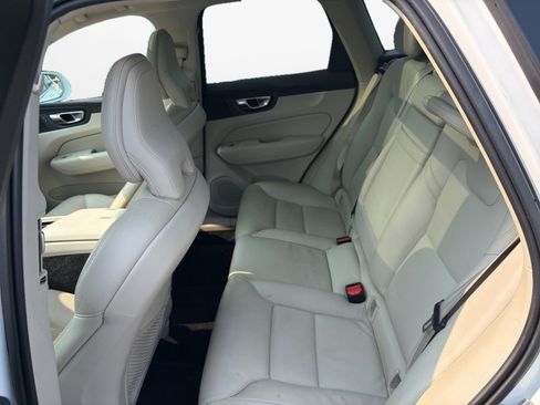 Used 2019 Volvo XC60 T5 Momentum w/ Premium Package FWD image 13