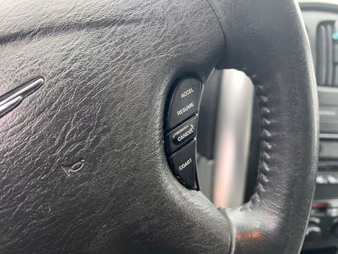 Used 2007 Chrysler Town & Country Touring image 9