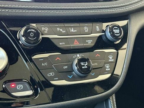 New 2025 Chrysler Pacifica Limited image 17