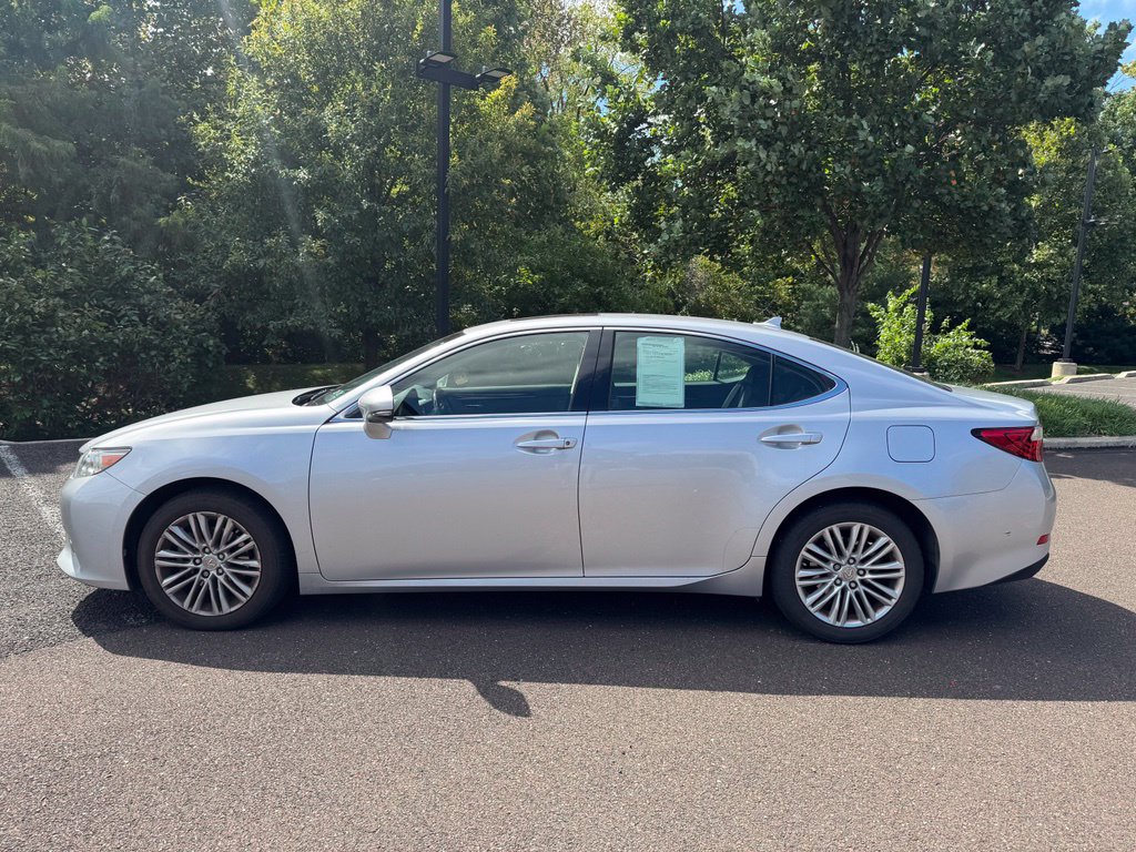 Used 2013 Lexus ES 350 w/ Luxury Pkg FWD image 2