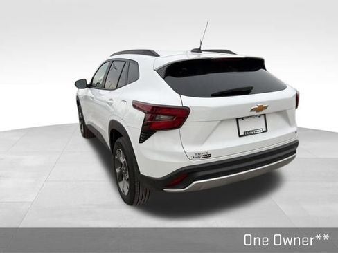 Used 2025 Chevrolet Trax LT w/ LT Convenience Package image 13