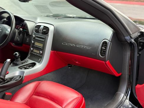 Used 2006 Chevrolet Corvette Coupe w/ Preferred Equipment Group RWD image 17