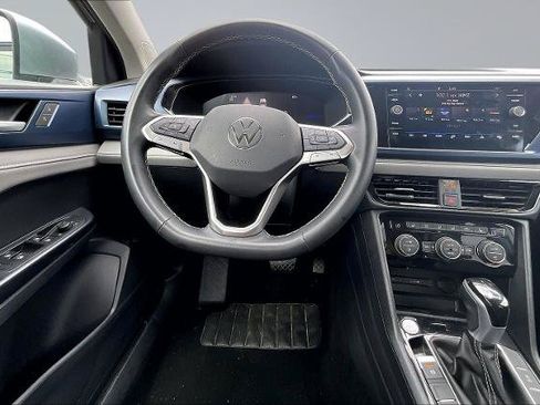 Used 2024 Volkswagen Taos SE FWD image 5