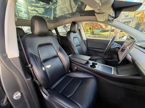 Used 2022 Tesla Model Y Long Range image 12