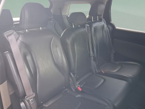 Used 2025 Kia Carnival FWD image 27