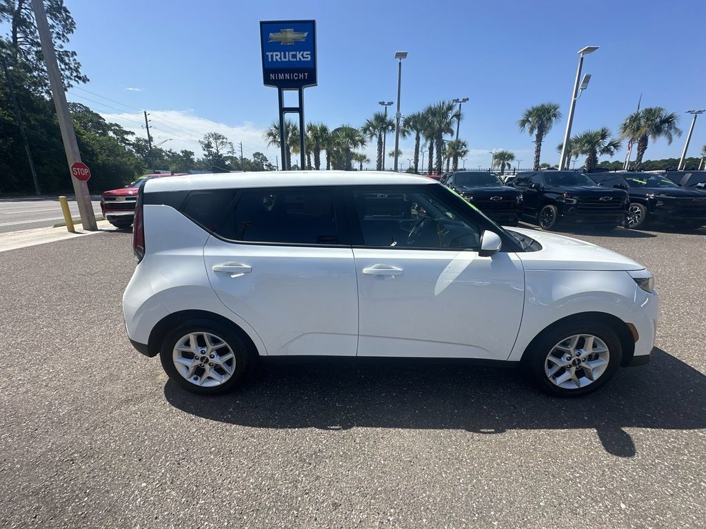 Used 2024 Kia Soul LX w/ Option Group 015 FWD image 17