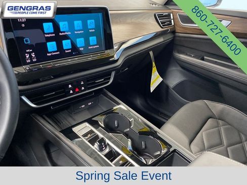 Used 2025 Volkswagen Atlas SE AWD/4WD image 14