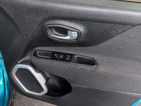Used 2019 Jeep Renegade Latitude FWD image 12