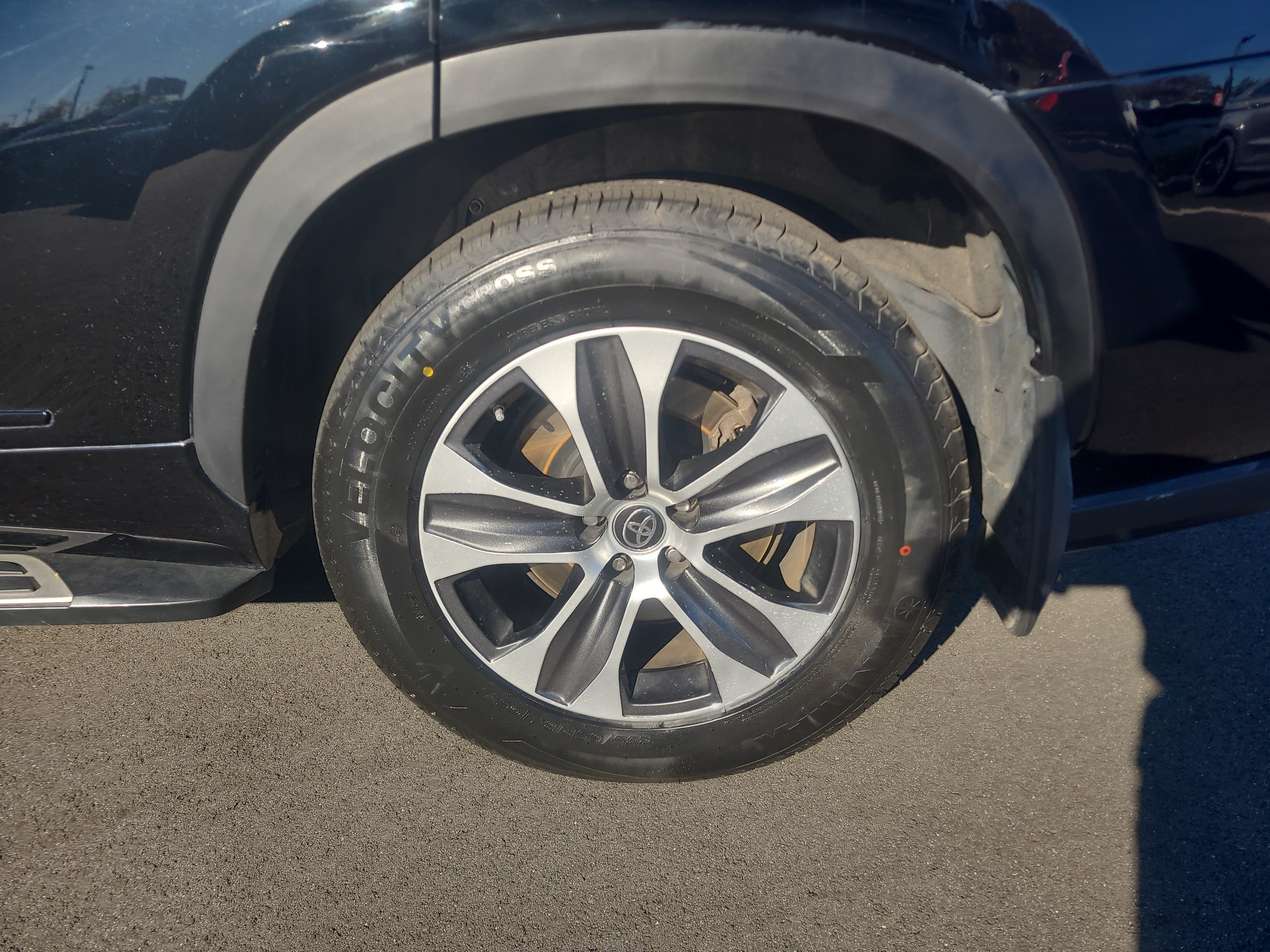 Used 2023 Toyota Highlander XLE AWD/4WD image 10