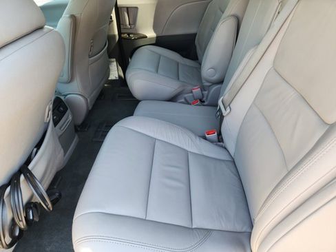 Used 2017 Toyota Sienna XLE Premium image 32