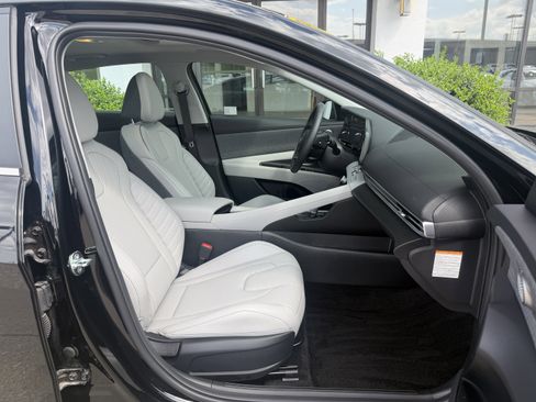 Certified 2025 Hyundai Elantra Limited FWD image 17