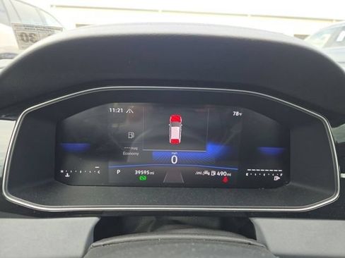 Used 2025 Volkswagen Jetta SE FWD image 13