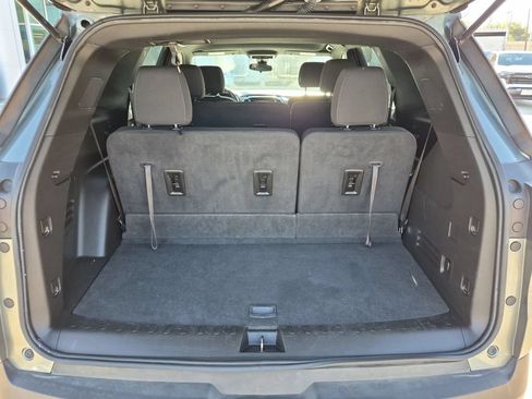Used 2023 Chevrolet Traverse LT FWD image 23