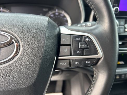 Used 2024 Toyota Highlander XLE image 9