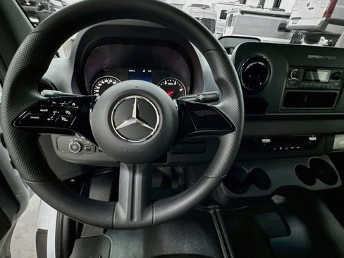 Used 2025 Mercedes-Benz Sprinter 2500 image 22
