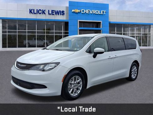 Used 2022 Chrysler Voyager LX image 3