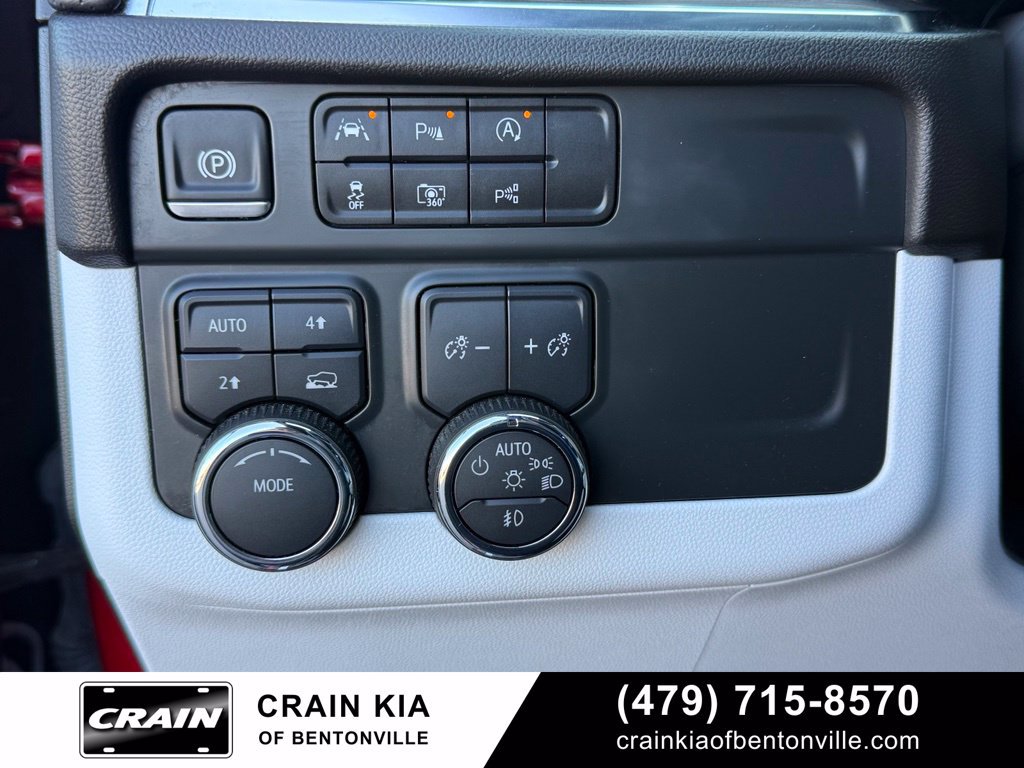 Used 2025 Chevrolet Suburban Premier AWD/4WD image 12