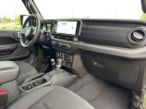 Used 2024 Jeep Wrangler Rubicon image 11