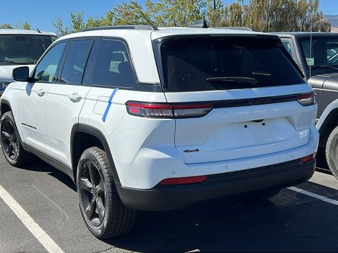 Used 2023 Jeep Grand Cherokee Altitude AWD/4WD image 3