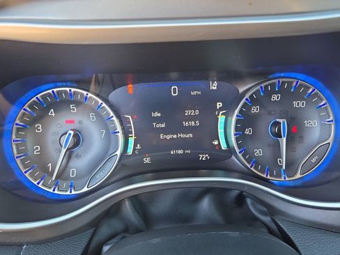 Used 2023 Chrysler Pacifica Touring-L image 18