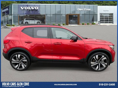 Used 2023 Volvo XC40 B5 Plus w/ Climate Package image 3