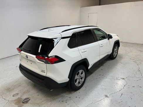 Used 2022 Toyota RAV4 XLE AWD/4WD image 3