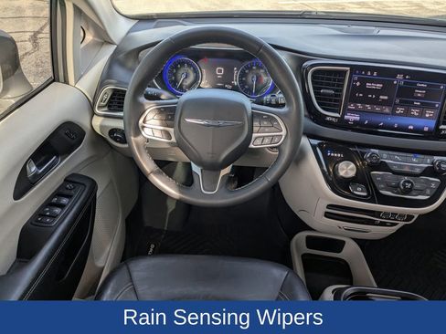 Used 2022 Chrysler Pacifica Touring-L image 19