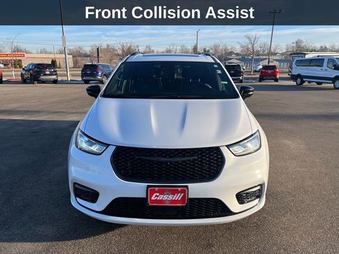 Used 2025 Chrysler Pacifica Limited image 10