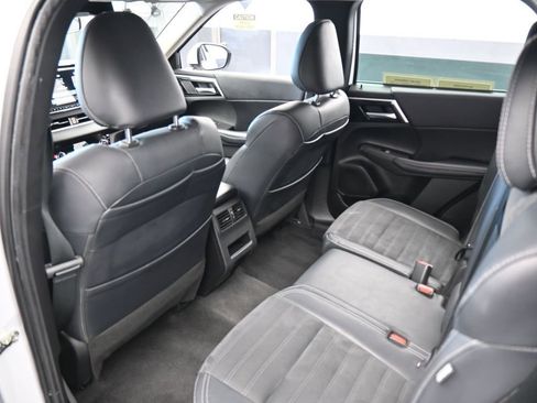 Used 2023 Mitsubishi Outlander SE image 39