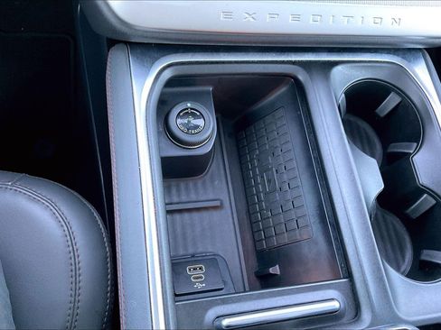 Used 2025 Ford Expedition Active image 32