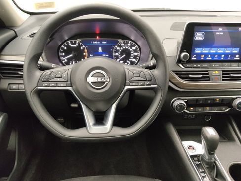 Used 2025 Nissan Altima 2.5 SV FWD image 22