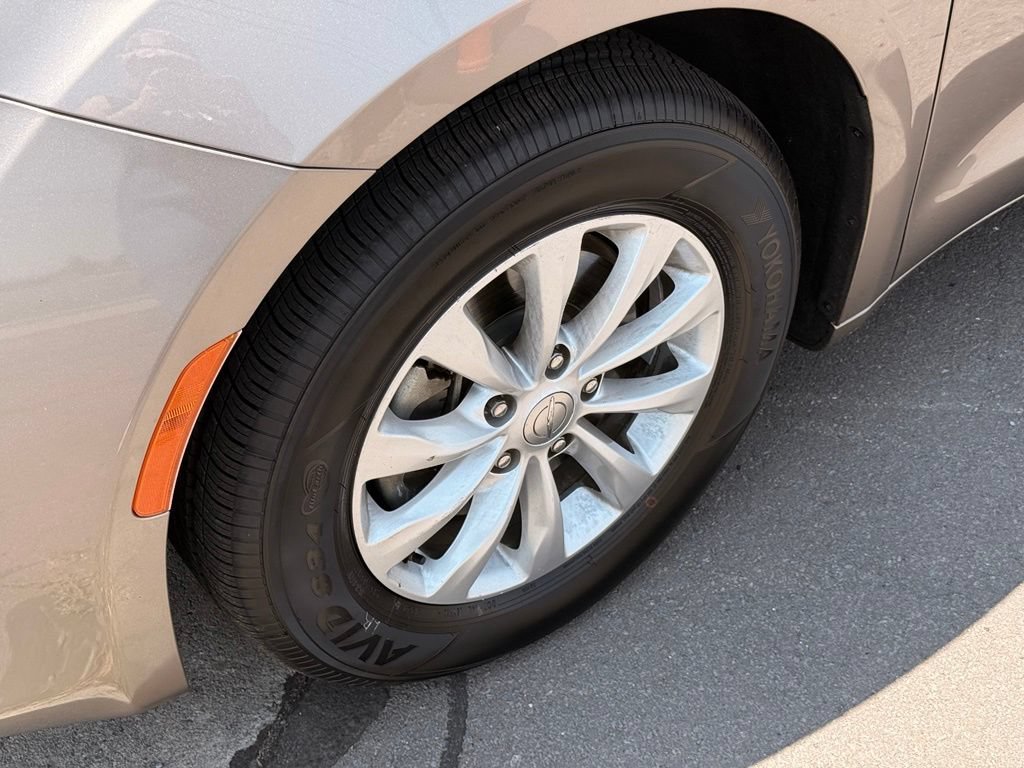 Used 2017 Chrysler Pacifica Touring w/ Tire & Wheel Group FWD image 12