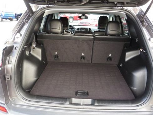 Used 2019 Jeep Cherokee Latitude Plus w/ Comfort/Convenience Group image 28