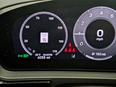 Used 2025 Porsche Cayenne image 34