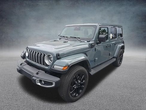 Used 2025 Jeep Wrangler Unlimited Sahara AWD/4WD image 4