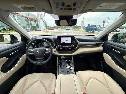 Used 2024 Toyota Highlander XLE AWD/4WD image 22