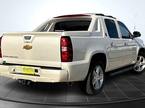 Used 2013 Chevrolet Avalanche LTZ image 13