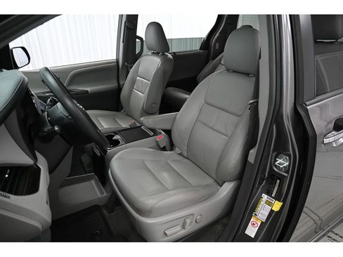 Used 2018 Toyota Sienna XLE image 32